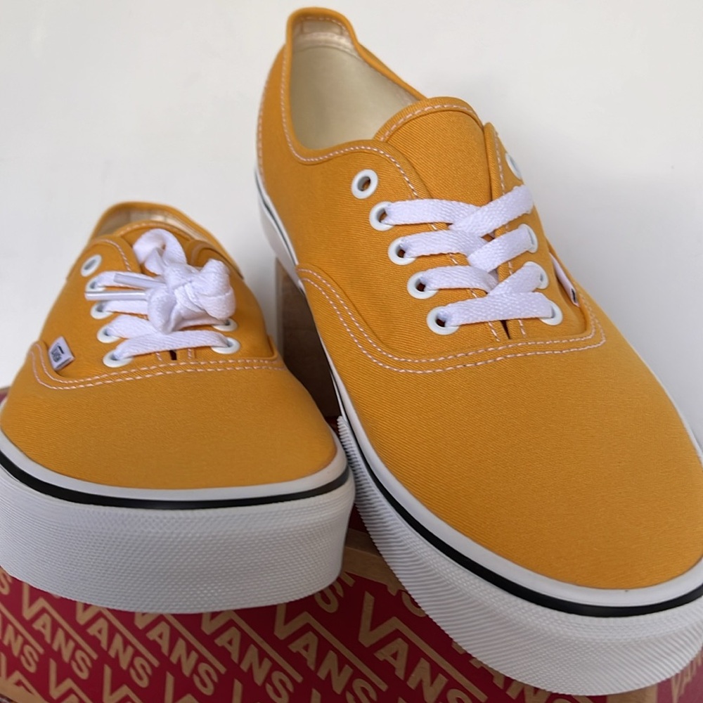 Vans Men’s Authentic Color Theory Golden Glow
VN000BW5LSV
Sneakers - Picture 6 of 16